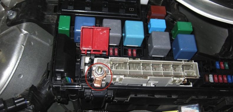 How to Clean Electrical Contacts in Your Car